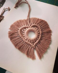 Macramé, een geknoopt hartje rondom een ring gemaakt van zacht katoen